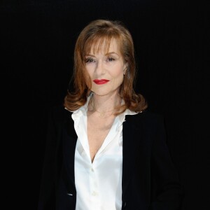 Isabelle Huppert assiste au défilé Giorgio Armani Privé (collection haute couture printemps-été 2016) au Palais de Tokyo. Paris, le 26 janvier 2016.