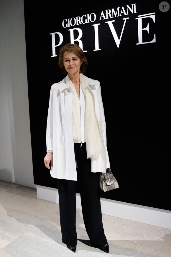 Charlotte Rampling assiste au défilé Giorgio Armani Privé (collection haute couture printemps-été 2016) au Palais de Tokyo. Paris, le 26 janvier 2016.