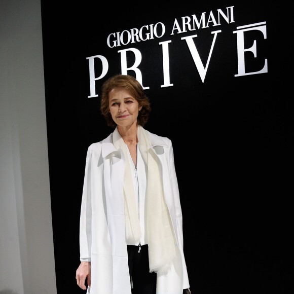 Charlotte Rampling assiste au défilé Giorgio Armani Privé (collection haute couture printemps-été 2016) au Palais de Tokyo. Paris, le 26 janvier 2016.