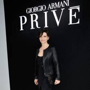 Juliette Binoche assiste au défilé Giorgio Armani Privé (collection haute couture printemps-été 2016) au Palais de Tokyo. Paris, le 26 janvier 2016.