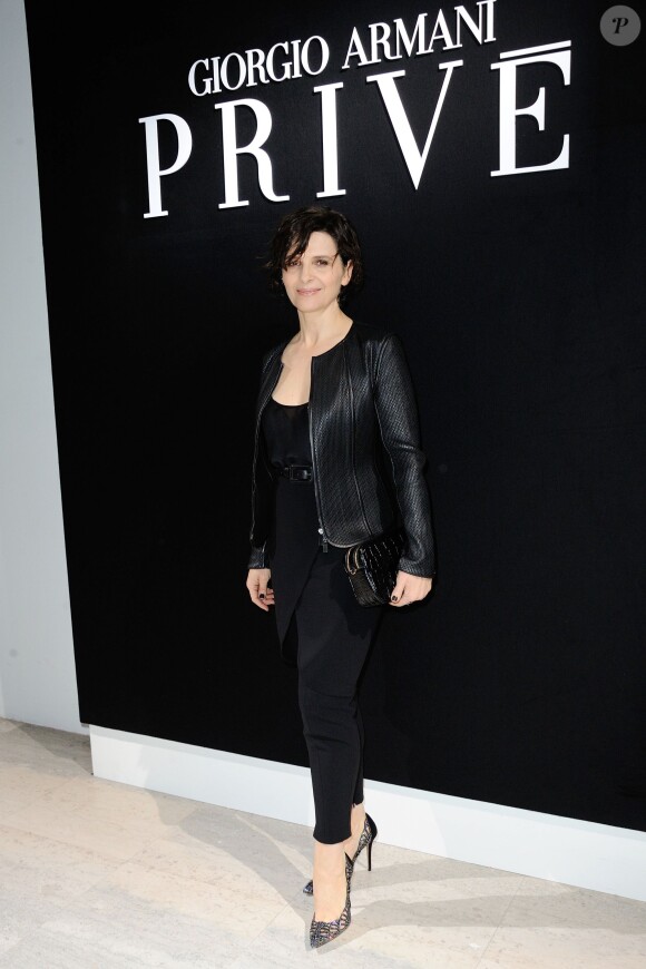 Juliette Binoche assiste au défilé Giorgio Armani Privé (collection haute couture printemps-été 2016) au Palais de Tokyo. Paris, le 26 janvier 2016.