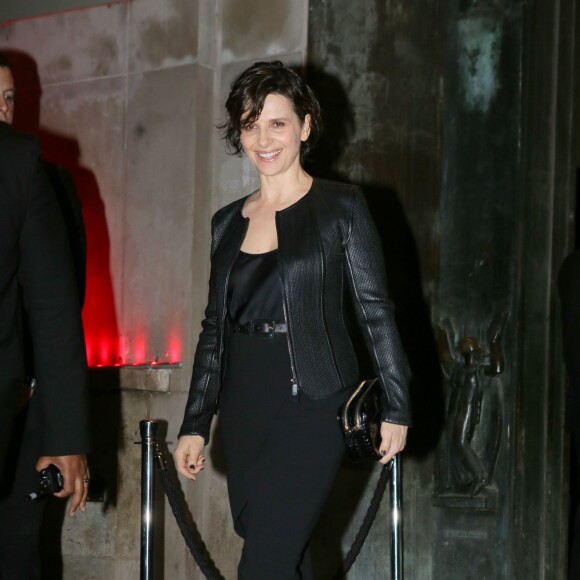 Juliette Binoche assiste au défilé Giorgio Armani Privé (collection haute couture printemps-été 2016) au Palais de Tokyo. Paris, le 26 janvier 2016.