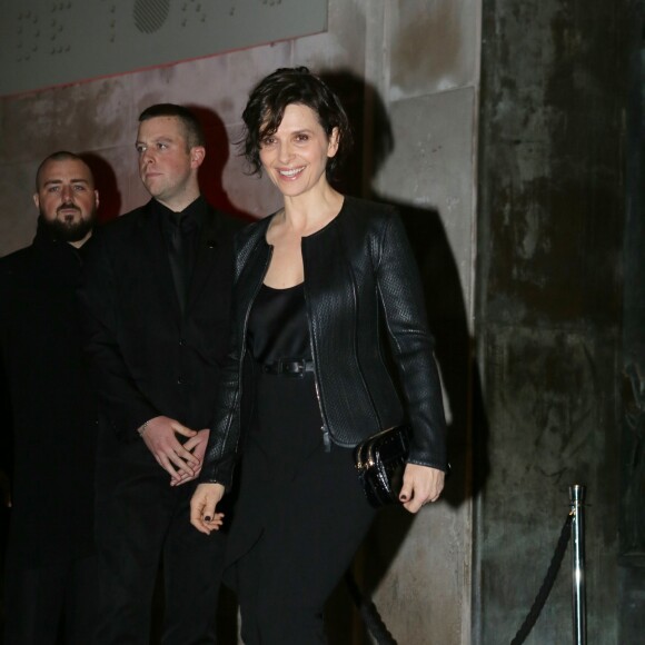 Juliette Binoche assiste au défilé Giorgio Armani Privé (collection haute couture printemps-été 2016) au Palais de Tokyo. Paris, le 26 janvier 2016.