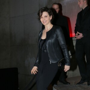 Juliette Binoche assiste au défilé Giorgio Armani Privé (collection haute couture printemps-été 2016) au Palais de Tokyo. Paris, le 26 janvier 2016.