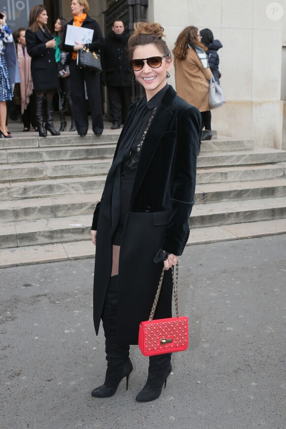 Clotilde Courau quitte le Théâtre National de Chaillot à l'issue du défilé (collection Haute Couture printemps-été 2016). Paris, le 27 janvier 2016.