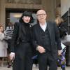 La créatrice Chantal Thomass et son mari Michel Fabian quittent le Théâtre National de Chaillot à l'issue du défilé (collection Haute Couture printemps-été 2016). Paris, le 27 janvier 2016.