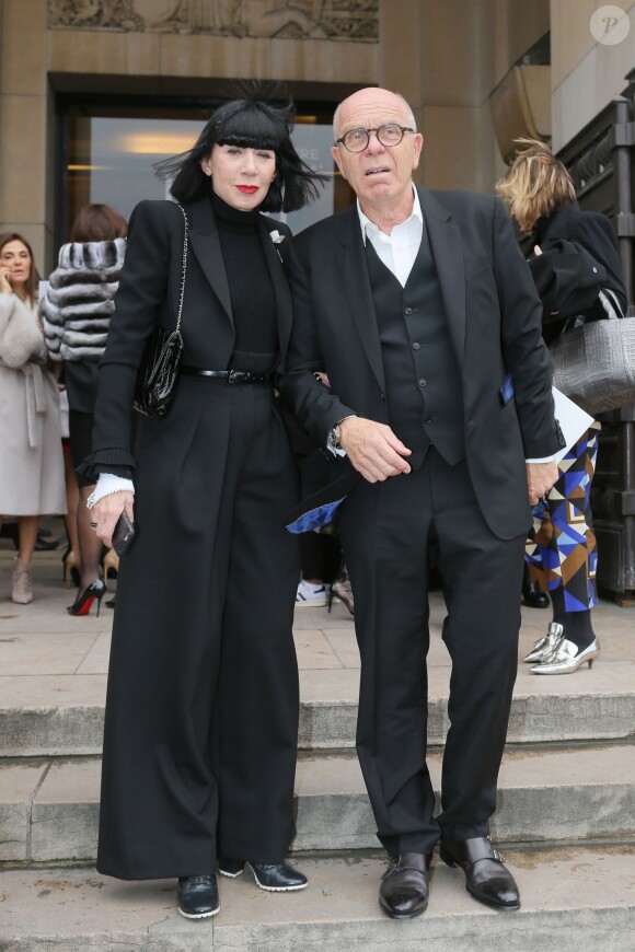 La créatrice Chantal Thomass et son mari Michel Fabian quittent le Théâtre National de Chaillot à l'issue du défilé (collection Haute Couture printemps-été 2016). Paris, le 27 janvier 2016.