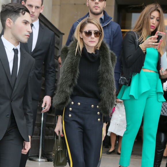 Olivia Palermo quitte le Théâtre National de Chaillot à l'issue du défilé (collection Haute Couture printemps-été 2016). Paris, le 27 janvier 2016.