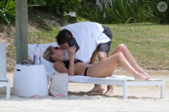 Exclusif - James Blunt et sa femme Sofia Wellesley s'embrassent sur une plage de l'Île Maurice. Le 22 février 2015.