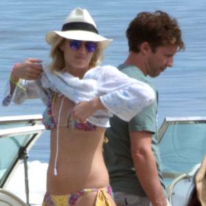 Exclusif - James Blunt et sa femme Sophia Wellesley en vacances sur un bateau avec des amis à ibiza en Espagne le 4 mai 2015.
