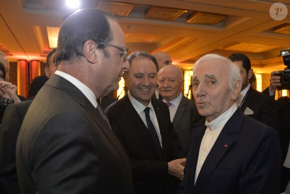 Francois Hollande et Charles Aznavour - Dîner du Conseil de Coordination des Organisations Arméniennes de France, à l'hôtel du Collectionneur, à Paris, le 28 janvier 2016