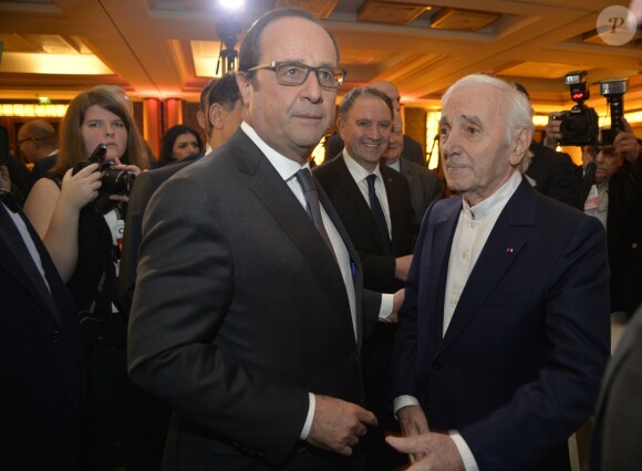 Francois Hollande et Charles Aznavour - Dîner du Conseil de Coordination des Organisations Arméniennes de France, à l'hôtel du Collectionneur, à Paris, le 28 janvier 2016