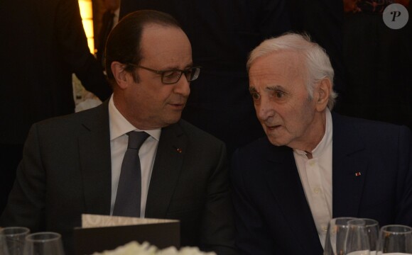 Francois Hollande et Charles Aznavour - Dîner du Conseil de Coordination des Organisations Arméniennes de France, à l'hôtel du Collectionneur, à Paris, le 28 janvier 2016