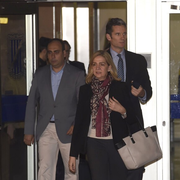 L'infante Cristina d'Espagne et son mari Iñaki Urdangarin quittant le tribunal de Palma de Majorque après l'audience des questions préliminaires du procès Noos, le 11 janvier 2016.