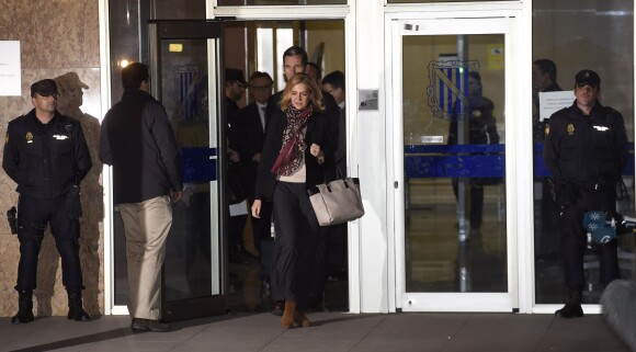 L'infante Cristina d'Espagne et son mari Iñaki Urdangarin quittant le tribunal de Palma de Majorque après l'audience des questions préliminaires du procès Noos, le 11 janvier 2016.