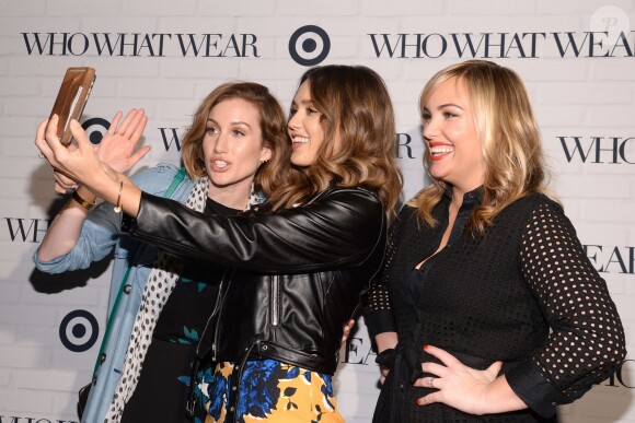 Jessica Alba et les créatrices du site Who What Wear Katherine Power (à gauche) et Hillary Kerr assistent à la soirée de lancement de la collection de Who What Wear pour Target à l'ArtBeam. New York, le 27 janvier 2016.