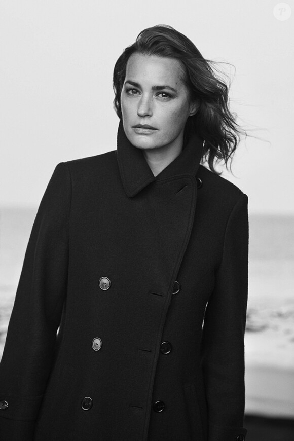 Yasmin LeBon posant pour la nouvelle campagne de Giorgio Armani, printemps/été 2016, en noir et blanc.