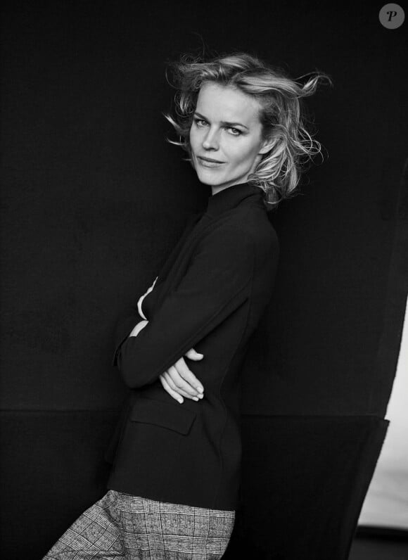 Eva Herzigova posant pour la nouvelle campagne de Giorgio Armani, printemps/été 2016, en noir et blanc.