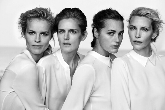 Eva Herzigova, Stella Tennant, Yasmin LeBon et Nadja Auerman posant pour la nouvelle campagne de Giorgio Armani, printemps/été 2016, en noir et blanc.
