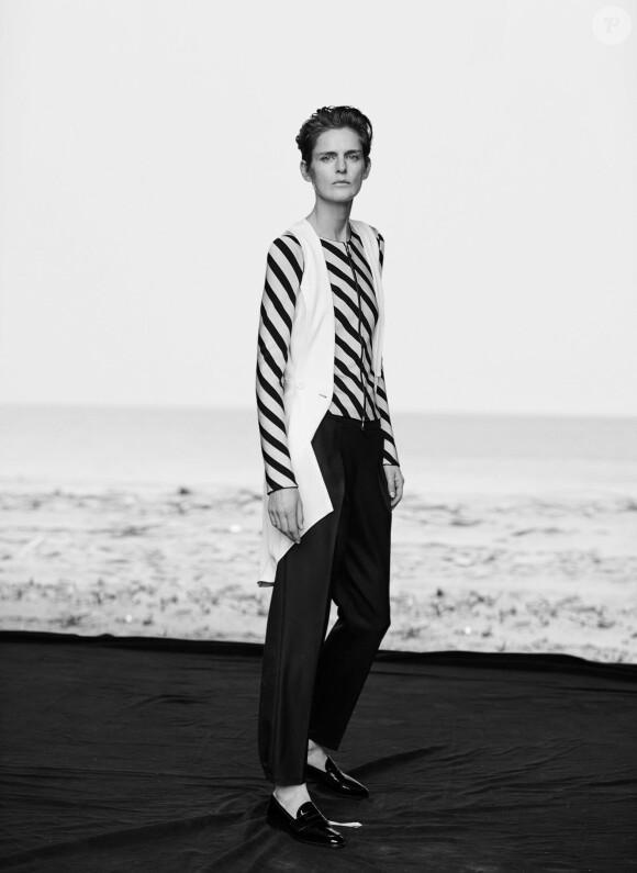 Stella Tennant posant pour la nouvelle campagne de Giorgio Armani, printemps/été 2016, en noir et blanc.