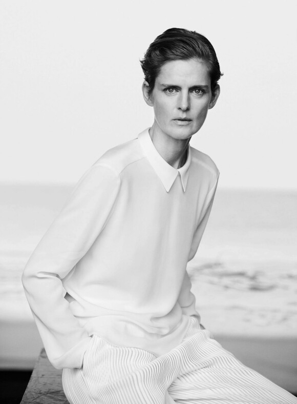Stella Tennant posant pour la nouvelle campagne de Giorgio Armani, printemps/été 2016, en noir et blanc.