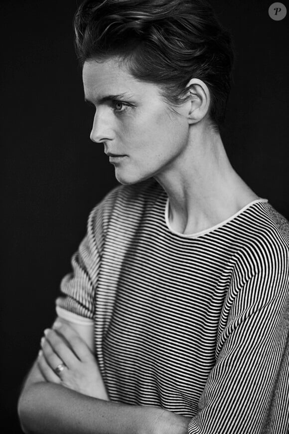 Stella Tennant posant pour la nouvelle campagne de Giorgio Armani, printemps/été 2016, en noir et blanc.