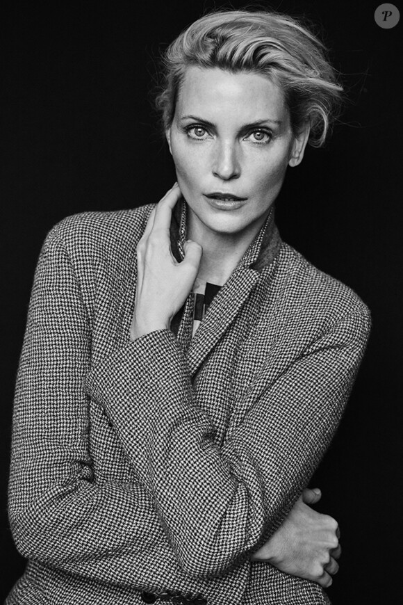 Nadja Auerman posant pour la nouvelle campagne de Giorgio Armani, printemps/été 2016, en noir et blanc.