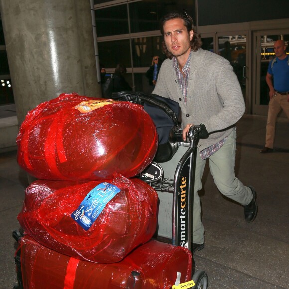 Gwyneth Paltrow et son compagnon Brad Falchuk arrivent à l'aéroport LAX de Los Angeles, en provenance de Paris, où ils ont assisté à plusieurs défilés de mode lors de la fashion week parisienne. Le 27 janvier 2016