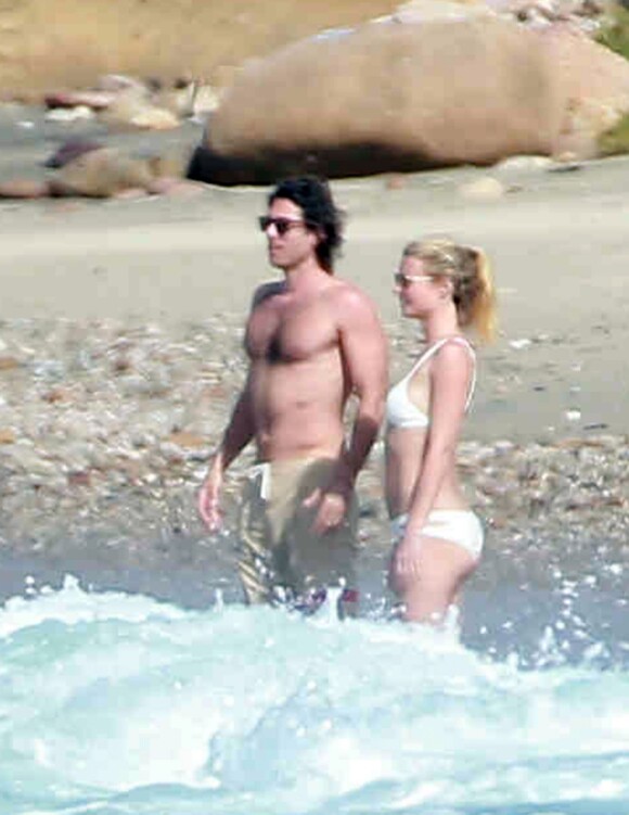 Exclusif - Gwyneth Paltrow et son compagnon Brad Falchuk profitent de leurs vacances sur une plage au Mexique, le 14 janvier 2016.
