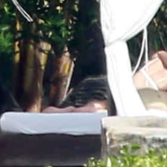 Exclusif - Gwyneth Paltrow et son compagnon Brad Falchuk profitent de leurs vacances sur une plage au Mexique, le 14 janvier 2016.