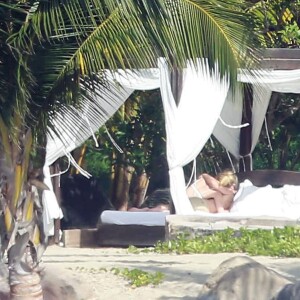 Exclusif - Gwyneth Paltrow et son compagnon Brad Falchuk profitent de leurs vacances sur une plage au Mexique, le 14 janvier 2016.