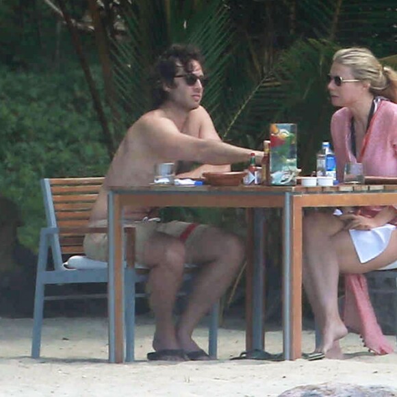 Exclusif - Gwyneth Paltrow et son compagnon Brad Falchuk profitent de leurs vacances sur une plage au Mexique, le 14 janvier 2016.