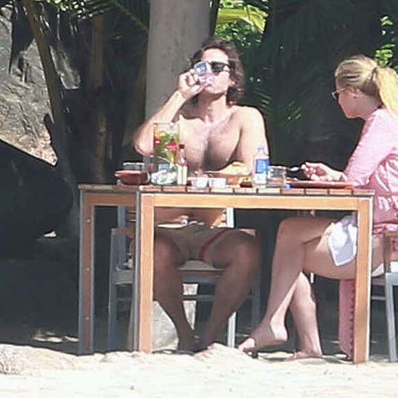 Exclusif - Gwyneth Paltrow et son compagnon Brad Falchuk profitent de leurs vacances sur une plage au Mexique, le 14 janvier 2016.