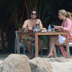 Exclusif - Gwyneth Paltrow et son compagnon Brad Falchuk profitent de leurs vacances sur une plage au Mexique, le 14 janvier 2016.