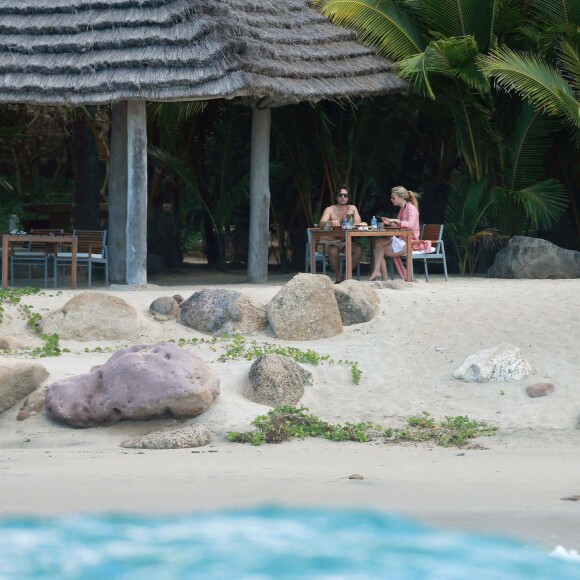 Exclusif - Gwyneth Paltrow et son compagnon Brad Falchuk profitent de leurs vacances sur une plage au Mexique, le 14 janvier 2016.