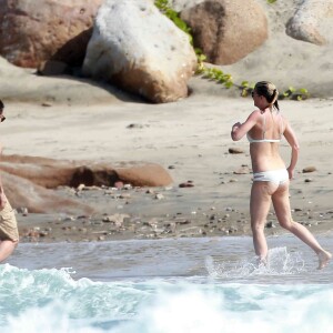 Exclusif - Gwyneth Paltrow et son compagnon Brad Falchuk profitent de leurs vacances sur une plage au Mexique, le 14 janvier 2016.