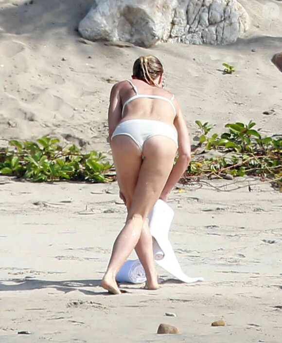 Exclusif - Gwyneth Paltrow et son compagnon Brad Falchuk profitent de leurs vacances sur une plage au Mexique, le 14 janvier 2016.