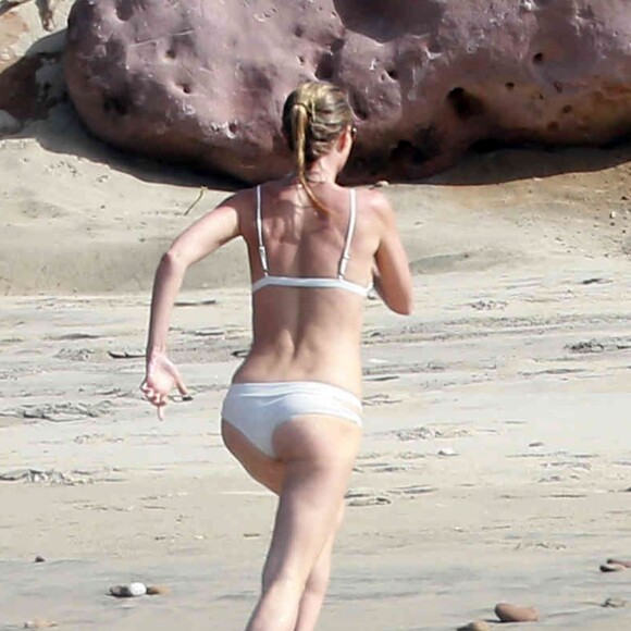 Exclusif - Gwyneth Paltrow et son compagnon Brad Falchuk profitent de leurs vacances sur une plage au Mexique, le 14 janvier 2016.