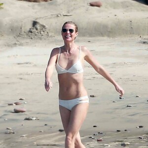 Exclusif - Gwyneth Paltrow et son compagnon Brad Falchuk profitent de leurs vacances sur une plage au Mexique, le 14 janvier 2016.