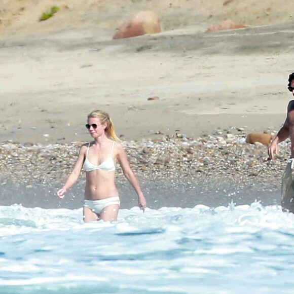 Exclusif - Gwyneth Paltrow et son compagnon Brad Falchuk profitent de leurs vacances sur une plage au Mexique, le 14 janvier 2016.