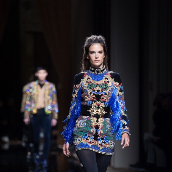 Alessandra Ambrosio - Défilé Balmain Homme Automne/Hiver 2016-2017 à Paris, le 23 janvier 2016.
