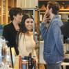 Scott Disick, Kourtney Kardashian, Kris Jenner dans la boutique de meubles Williams-Sonoma. Calabasas, le 2 février 2016.