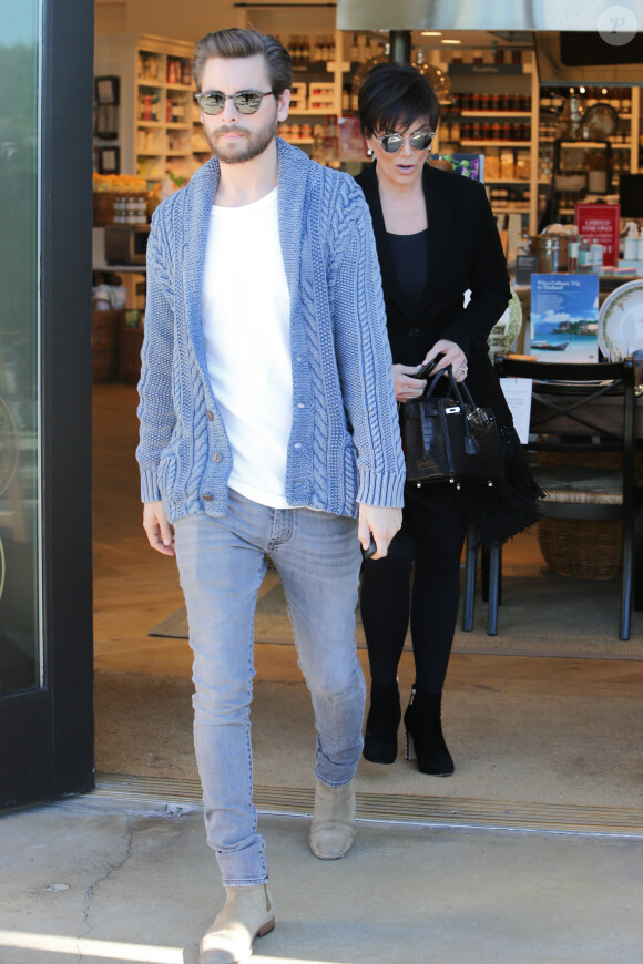Scott Disick et Kris Jenner quittent la boutique de meubles Williams-Sonoma à Calabasas, le 2 février 2016.