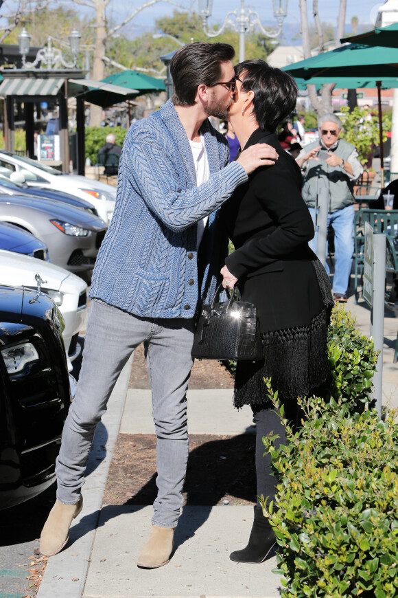 Scott Disick et Kris Jenner de passage se séparent au centre commercial The Commons à Calabasas, le 2 février 2016.