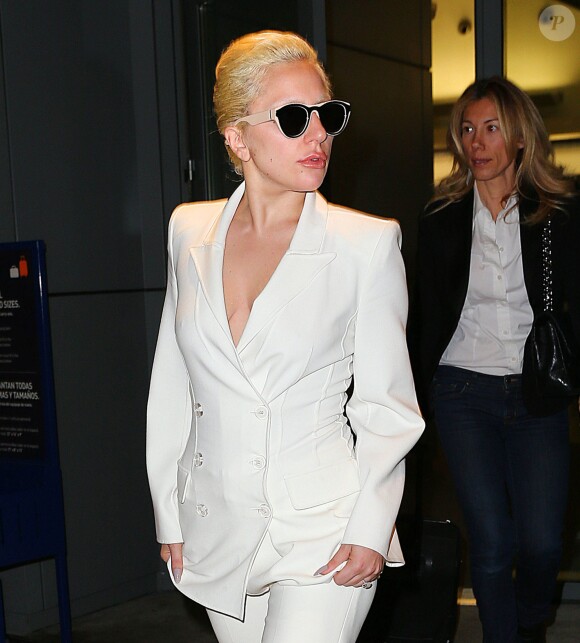 Lady Gaga arrive à l'aéroport de New York. Le 10 décembre 2015
