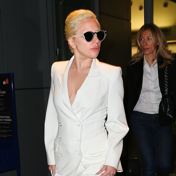 Lady Gaga arrive à l'aéroport de New York. Le 10 décembre 2015