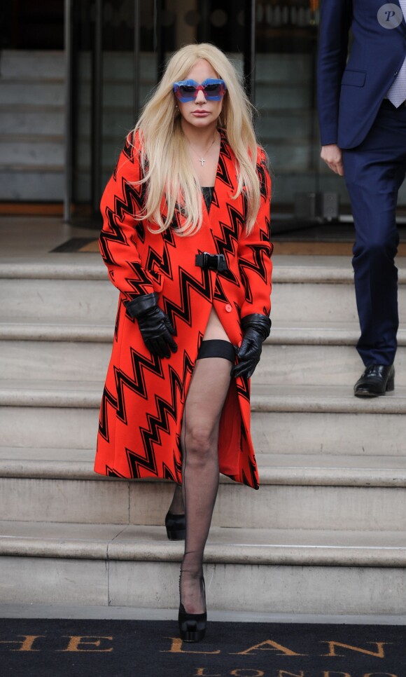 Lady Gaga quitte son hôtel de Londres le 25 novembre 2015. © CPA/Bestimage