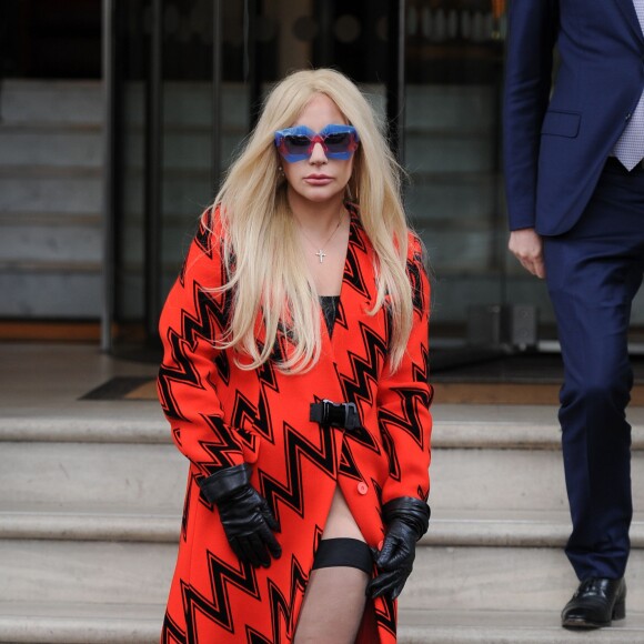 Lady Gaga quitte son hôtel de Londres le 25 novembre 2015. © CPA/Bestimage