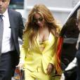 La chanteuse Beyonce arrive toute sexy habillée en jaune à son bureau dans le quartier de Midtown à New York, le 20 mai 2015