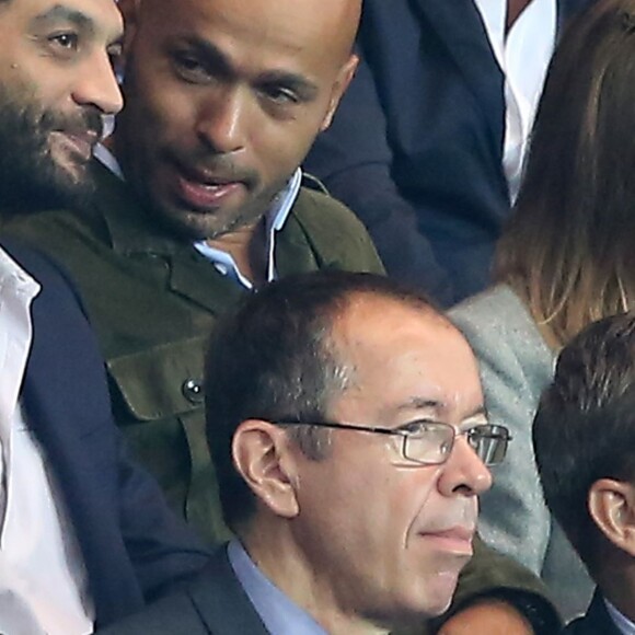 Eric Judor et Ramzy Bedia - People au match de Champions League entre le PSG et le Benfica au parc des princes à Paris le 2 octobre 2013.